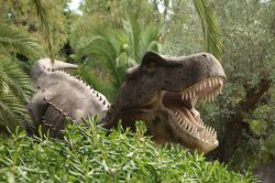 Il Tyrannosaurus rex è considerato uno dei più feroci predatori di tutti i tempi. Qui lo vediamo nel Parco dei Dinosauri di Castellana Grotte (Bari). - © www.ilparcodeidinosauri.it ...