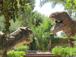 I dinosauri vissero durante l'era Mesozoica. La Terra fu popolata da questi enormi rettili per circa 160 milioni di anni. Le riproduzioni di quegli animali soo visibili nel Parco dei Dinosauri ...