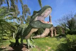 Una fedele riproduzione del temibile Tyrannosaurus rex nel Parco dei Dinosauri di Castellana Grotte (Bari).  - © www.ilparcodeidinosauri.it