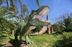 Una fedele riproduzione del temibile Tyrannosaurus rex nel Parco dei Dinosauri di Castellana Grotte (Bari).  - © www.ilparcodeidinosauri.it