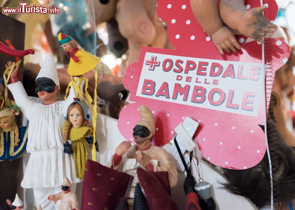 Immagine Bambole in vetrina all'ospedale delle Bambole di Napoli