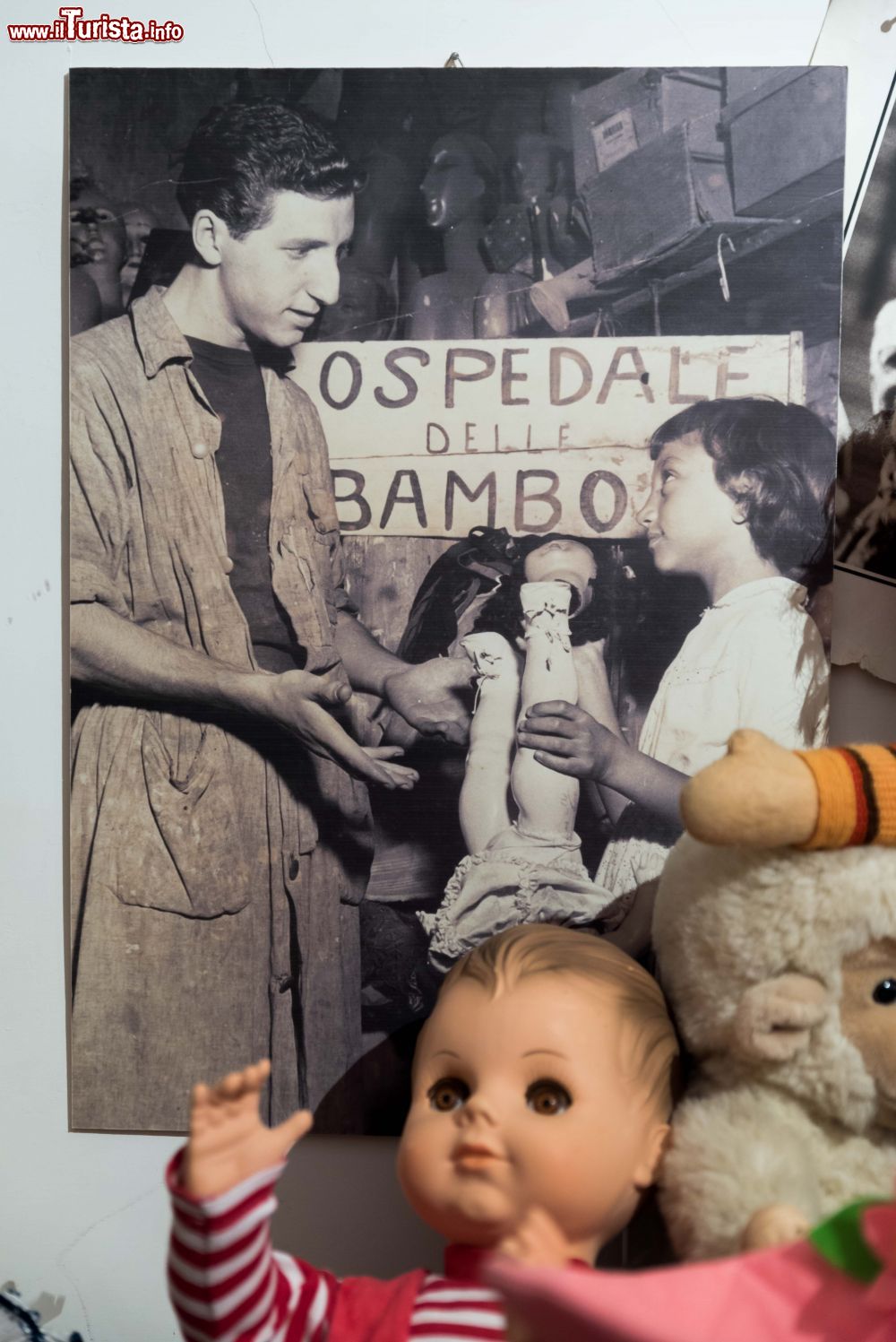 Immagine Fotografia storica dell'Ospedale delle Bambole a Napoli