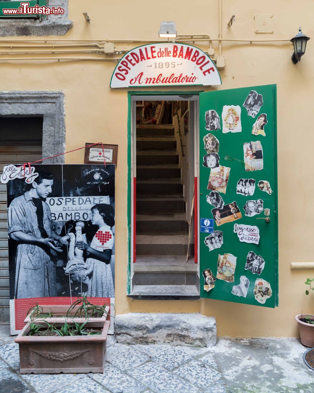 Immagine Ingresso all'Ospedale delle Bambole di Napoli, storico laboratorio di riparazione