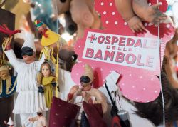 Bambole in vetrina all'ospedale delle Bambole di Napoli