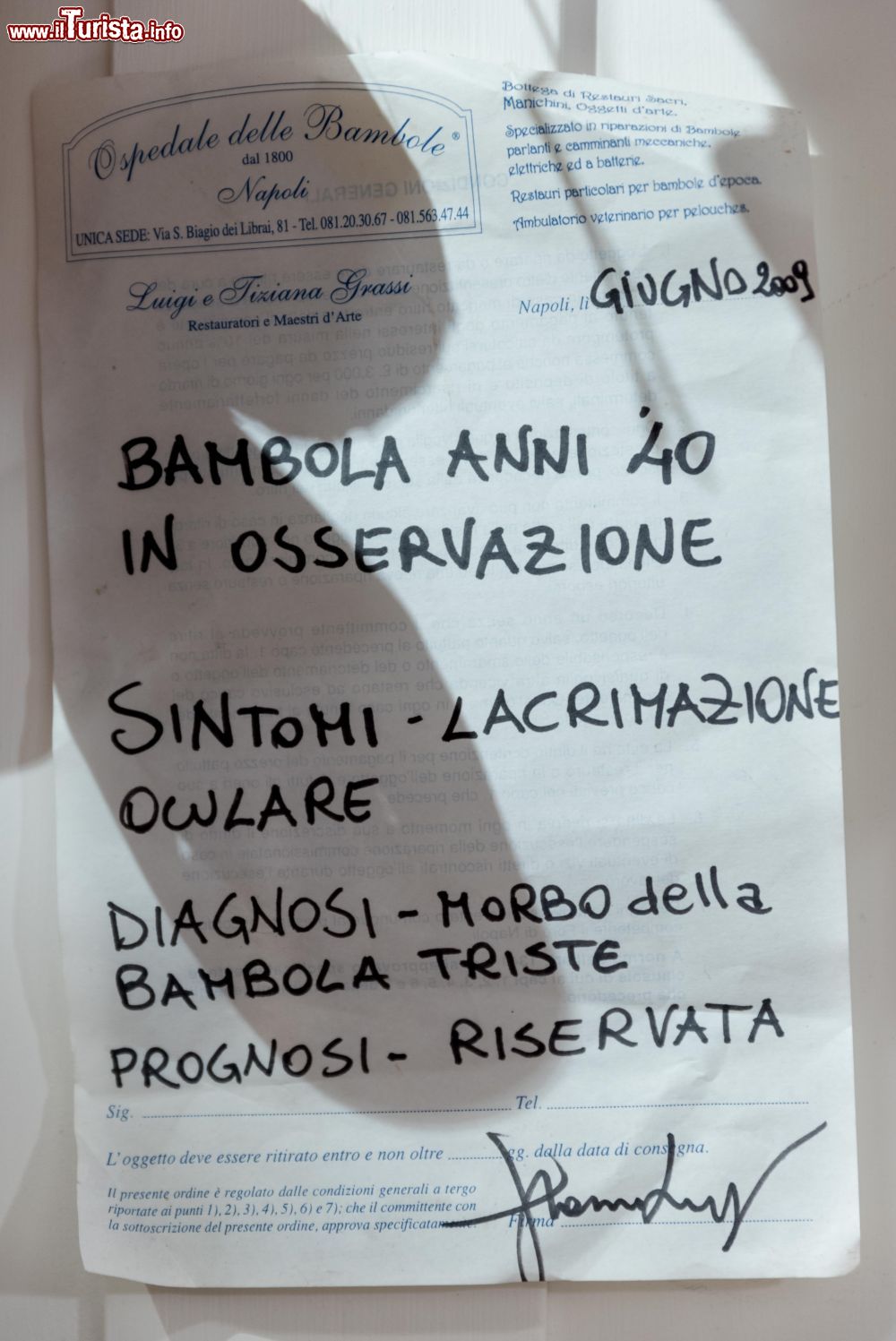 Immagine Un cartello divertente all'ospedale delle bambole di Napoli
