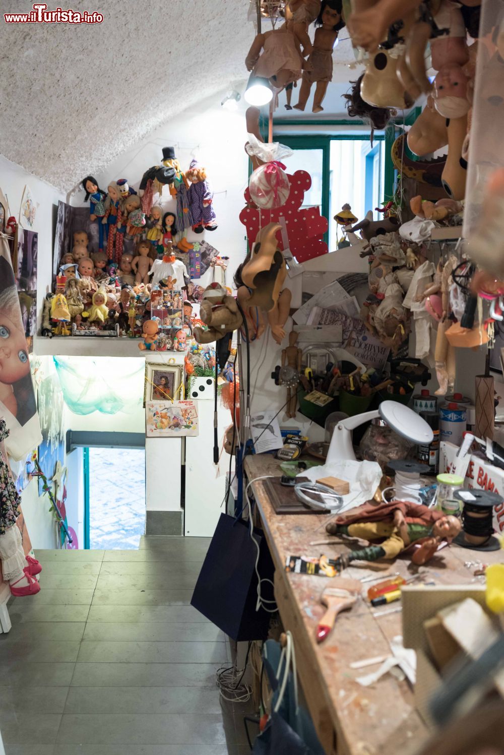Immagine Un laboratorio di riparazioni dell'Ospedale delle Bambole a Napoli
