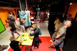 la visita di adulti e bambini all'Immaginario Scientifico di Trieste