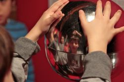 Una sfera di  Van De Graaf: fisica per bambini all'Immaginario Scientifico di Trieste