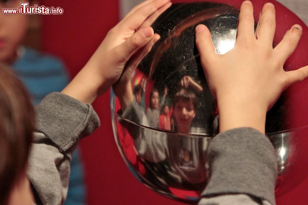 Immagine Una sfera di  Van De Graaf: fisica per bambini all'Immaginario Scientifico di Trieste