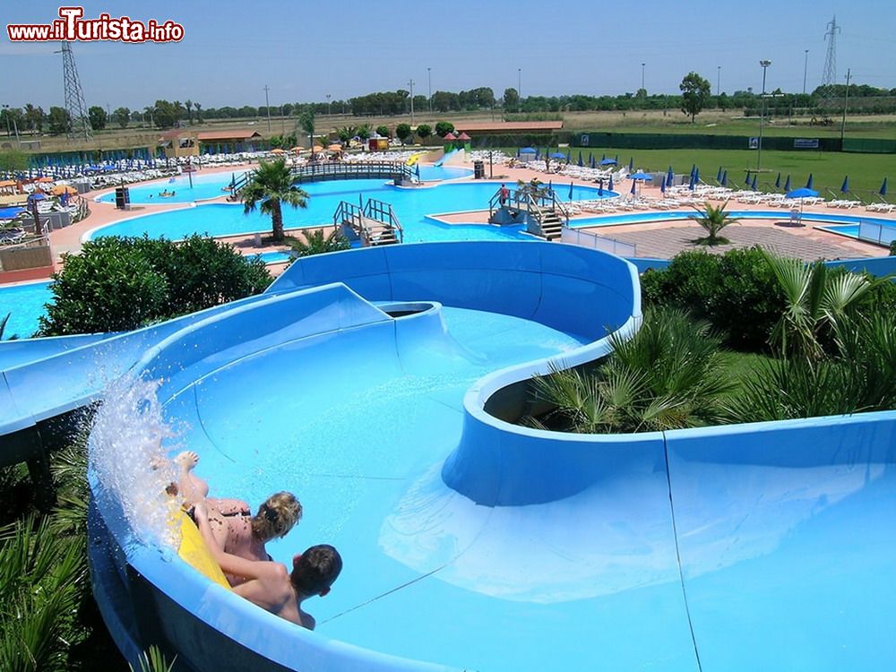 Immagine Discesa veloce ad Acquazzurra Park, il parco acquatico di Bernalda in Basilicata - © www.acquazzurrapark.net/