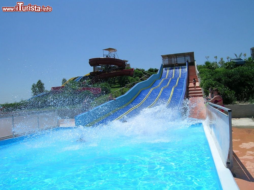 Immagine Divertimento sugli scivoli dell'Acquazzurra Park di Bernalda in Basilicata - © www.acquazzurrapark.net/