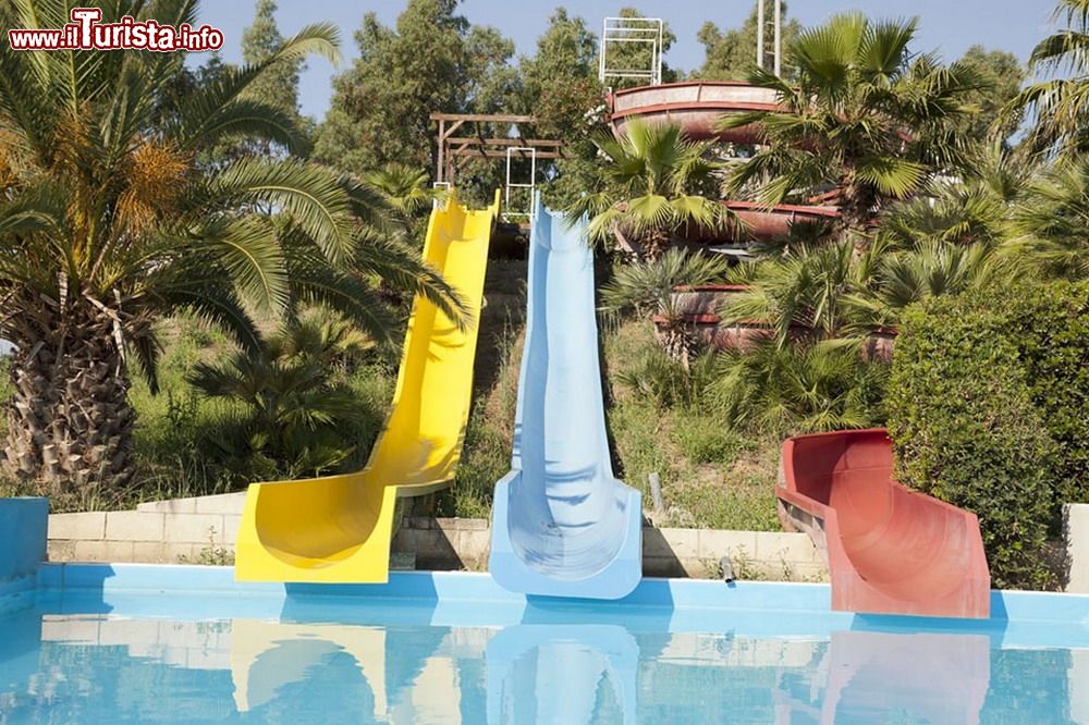 Immagine Gli scivoli Kamikaze blu a giallo Acquazzurra Park Basilicata - © www.acquazzurrapark.net/