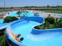 Discesa veloce ad Acquazzurra Park, il parco ...