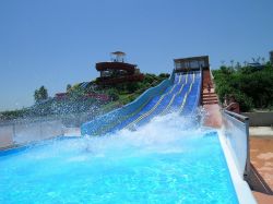 Divertimento sugli scivoli dell'Acquazzurra Park di Bernalda in Basilicata - © www.acquazzurrapark.net/