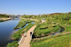 Il fiume Lea nel Queen Elizabeth II Olympic Park a Londra, Gran Bretagna. Questa parco del quartiere Stratford ospita, fra gli altri, il VeloPark dedicato al ciclismo - © Ron Ellis / Shutterstock.com ...