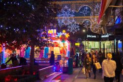 Una piazza del quartiere di Stratford e il centro ...