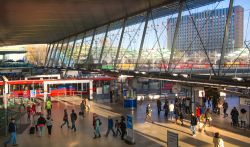 Interno della stazione internazionale dei treni e della metropolitana di Stratford, Londra, Gran Bretagna. Si tratta di uno dei più importanti nodi di trasporto della città e del ...