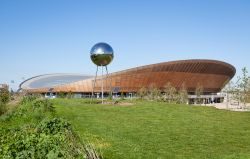 Il velodromo Cycling Arena nel quartiere di Stratford a Londra, Gran Bretagna. Ha una forma avveniristica la costruzione che ospita gare di ciclismo nel parco olimpico intitolato alla regina ...