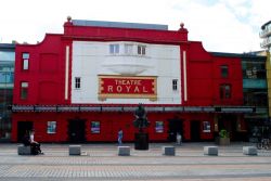 La facciata del Theatre Royal a Stratford, Londra, Gran Bretagna. Situato in Gerry Raffles Square, è uno dei teatri più importanti della capitale britannica - © James Leveridge ...