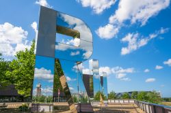 Installazione artistica di Monica Bonvicini nel parco olimpico Queen Elizabeth a Stratford, Londra, Gran Bretagna. La scritta RUN è alta 29 piedi e mezzo - © BBA Photography / Shutterstock.com ...