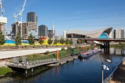 Il quartiere internazionale di Stratford a fianco del London Aquatics Centre, Londra, Gran Bretagna. Grazie alle Olimpiadi del 2012, questa zona è divenuta una delle più dinamiche ...