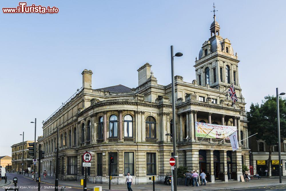 Immagine Il vecchio municipio nel cuore di Stratford a Londra, Gran Bretagna. Costruito nel 1869 e disegnato da Lewis Angell e John Giles, questo edificio rispecchia lo stile vittoriano - © Kiev.Victor / Shutterstock.com