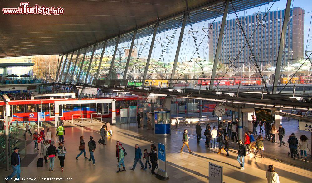 Immagine Interno della stazione internazionale dei treni e della metropolitana di Stratford, Londra, Gran Bretagna. Si tratta di uno dei più importanti nodi di trasporto della città e del paese - © IR Stone / Shutterstock.com