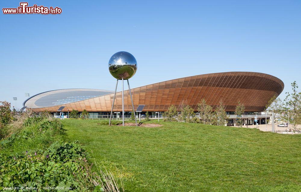 Immagine Il velodromo Cycling Arena nel quartiere di Stratford a Londra, Gran Bretagna. Ha una forma avveniristica la costruzione che ospita gare di ciclismo nel parco olimpico intitolato alla regina Elisabetta in occasione del suo giubileo di diamante - © AC Manley / Shutterstock.com