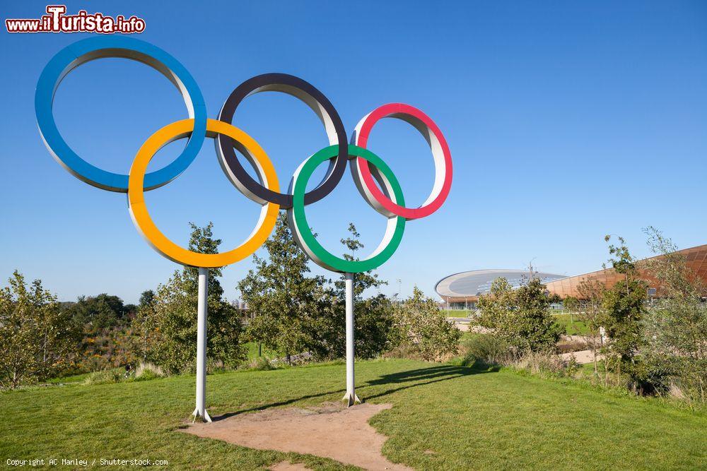 Immagine Il simbolo dei giochi olimpici e, sullo sfondo, il velodromo nel parco Queen Elizabeth a Stratford, Londra, Gran Bretagna - © AC Manley / Shutterstock.com