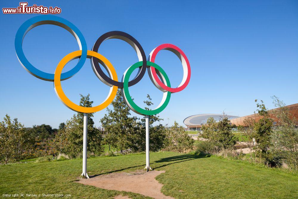 Immagine Il simbolo dei giochi olimpici e, sullo sfondo, il velodromo nel parco Queen Elizabeth a Stratford, Londra, Gran Bretagna - © AC Manley / Shutterstock.com