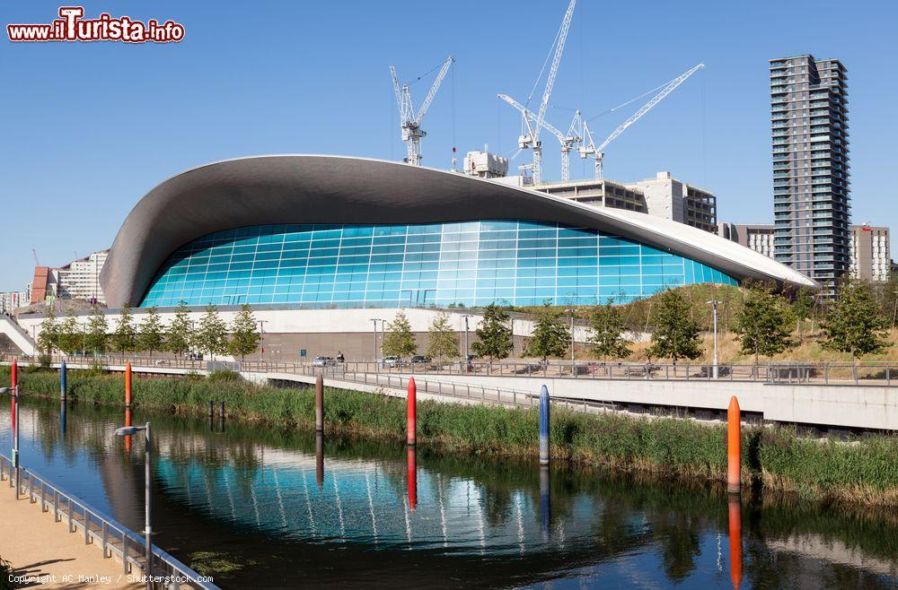 Immagine Il London Acquatics Centre a Stratford, Londra, Gran Bretagna. Ospita fino a 2500 persone questo complesso sportivo dedicato al nuoto. Dispone di 2 vasche di 50 metri l'una - © AC Manley / Shutterstock.com