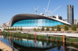 Il London Acquatics Centre a Stratford, Londra, Gran Bretagna. Ospita fino a 2500 persone questo complesso sportivo dedicato al nuoto. Dispone di 2 vasche di 50 metri l'una - © AC Manley ...