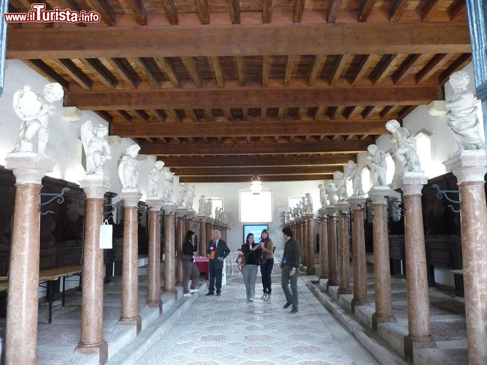 Immagine L'interno del castello di Thiene: una sala con il caratteristico soffitto con le travi di legno - foto © Marcok / it.wikipedia.org - CC BY 2.5, Collegamento