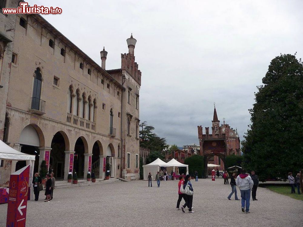 Immagine Il castello di Thiene si trova nel centro storico del paese, di fronte al Palazzo Municipale, immersa in un enorme parco - foto © Marcok / it.wikipedia.org - CC BY 2.5, Collegamento