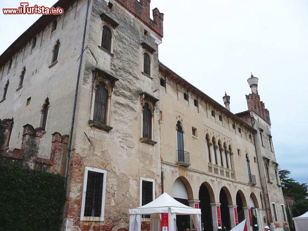 Immagine Il castello di Thiene ha una struttura che ricorda sia quella di un castello classico che quella di un palazzo veneziano - foto © Marcok / it.wikipedia.org - CC BY 2.5, Collegamento