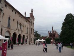 Il castello di Thiene si trova nel centro storico del paese, di fronte al Palazzo Municipale, immersa in un enorme parco - foto © Marcok / it.wikipedia.org - CC BY 2.5, Collegamento ...