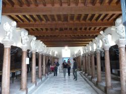 L'interno del castello di Thiene: una sala con il caratteristico soffitto con le travi di legno - foto © Marcok / it.wikipedia.org - CC BY 2.5, Collegamento