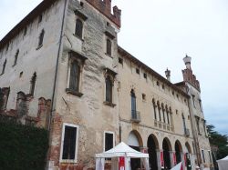 Il castello di Thiene ha una struttura che ricorda sia quella di un castello classico che quella di un palazzo veneziano - foto © Marcok / it.wikipedia.org - CC BY 2.5, Collegamento ...