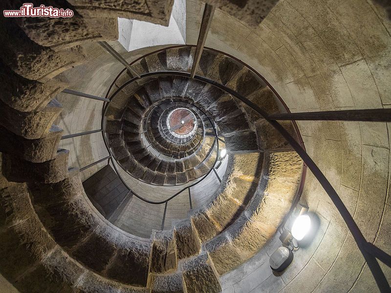 Immagine Dettaglio della scala a chiocciola in pietra nel castello d'Albertis a Genova, Liguria.