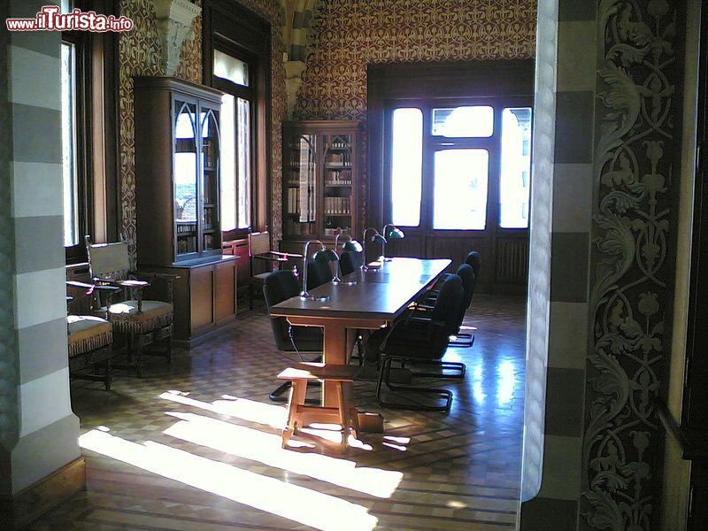 Immagine L'interno della biblioteca di palazzo d'Albertis a Genova, Liguria. Una delle sale del castello accoglie volumi e opere di viaggio, architettura e geografia appartenuti a questo celebre esploratore.
