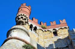 Una suggestiva prospettiva dal basso del castello d'Albertis a Genova, Liguria.



