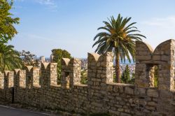 Le mura attorno al castello d'Albertis a Genova, Liguria. Sullo sfondo, il mar ligure e il porto della città.

