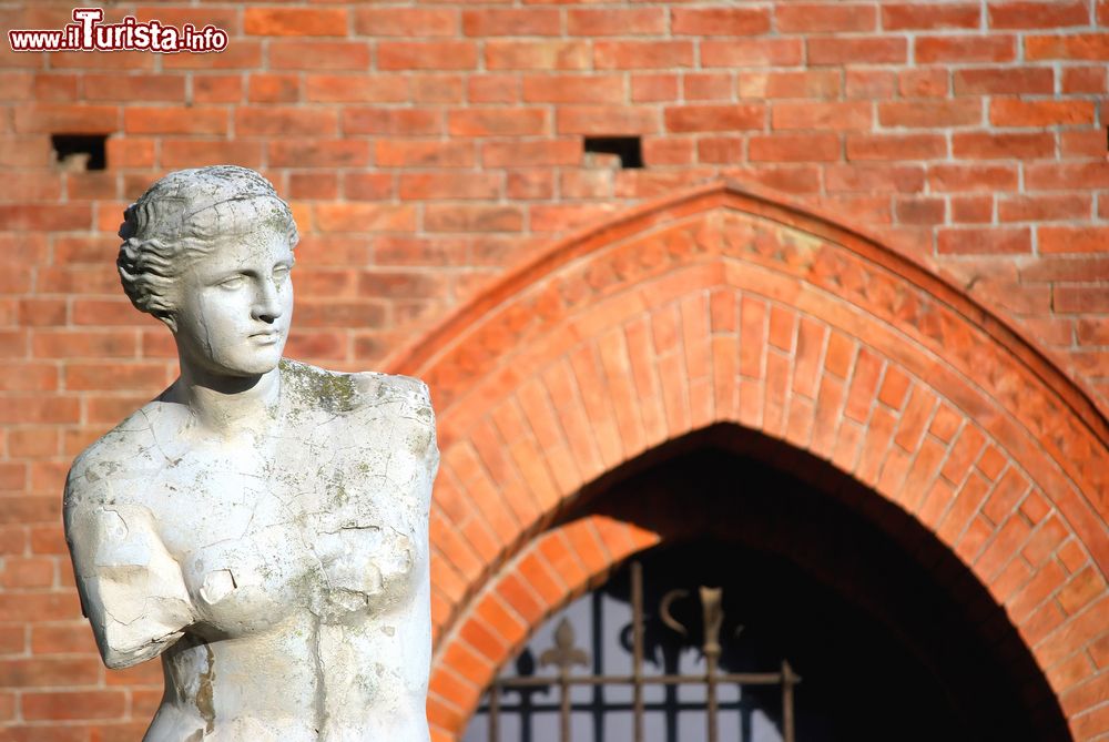 Immagine Una scultura al castello d'Albertis di Genova, Liguria. Questa bella dimora, che mescola elementi architettonici valdostani con altri fiorentini, è impreziosita da statue e decorazioni scultoree sia all'esterno che nelle sale interne.