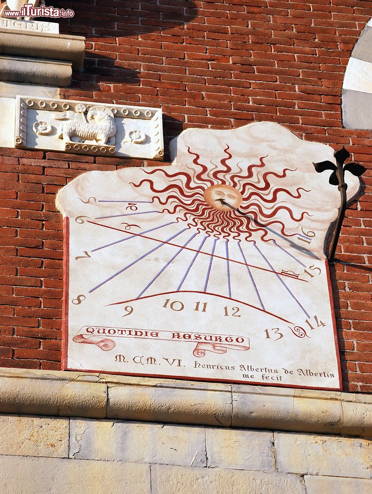 Immagine Una meridiana al castello d'Albertis di Genova, Liguria. Fra gli oggetti e i manufatti raccolti dal capitano d'Albertis durante i suoi viaggi in giro per il mondo, vi sono anche meridiane portatili ed alcune altre alloggiate sulle mura della dimora.