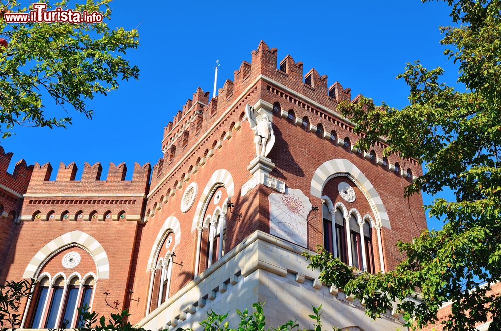 Immagine Particolare delle merlature del castello d'Albertis a Genova, Liguria. Immerso nel verde, questo palazzo storico ospita il Museo delle Culture del Mondo e quello delle Musiche dei Popoli.