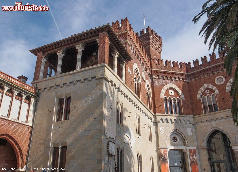 Immagine Lo stile architettonico neogotico del castello d'Albertis a Genova, Liguria - © Claudio Divizia / Shutterstock.com