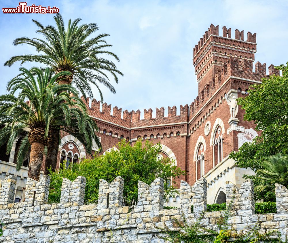 Immagine Una bella veduta estiva di palazzo d'Albertis a Genova, Liguria. E' stato costruito fra il 1886 e il 1892 e inaugurato in occasione dei 400 anni della scoperta dell'America da parte di Cristoforo Colombo.
