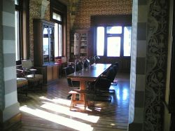 L'interno della biblioteca di palazzo d'Albertis a Genova, Liguria. Una delle sale del castello accoglie volumi e opere di viaggio, architettura e geografia appartenuti a questo celebre ...