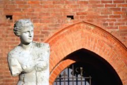 Una scultura al castello d'Albertis di Genova, Liguria. Questa bella dimora, che mescola elementi architettonici valdostani con altri fiorentini, è impreziosita da statue e decorazioni ...