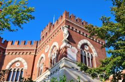 Particolare delle merlature del castello d'Albertis a Genova, Liguria. Immerso nel verde, questo palazzo storico ospita il Museo delle Culture del Mondo e quello delle Musiche dei Popoli.



 ...